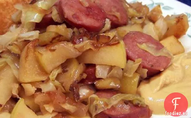 Salchicha De Pollo Ahumado Con Manzanas Y Repollo