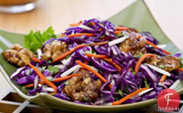 Ensalada de Col Asiática con Nueces Confitadas