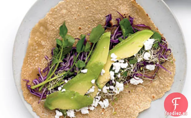Envoltura de Aguacate, Queso Feta y Repollo