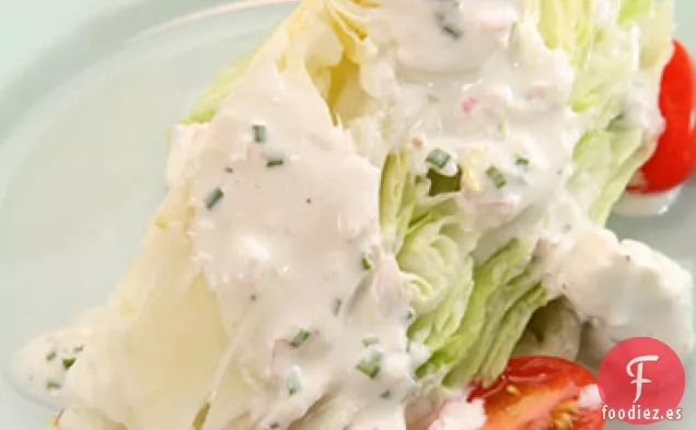 Cuñas de Iceberg con Aderezo de Queso Azul de Suero de Mantequilla