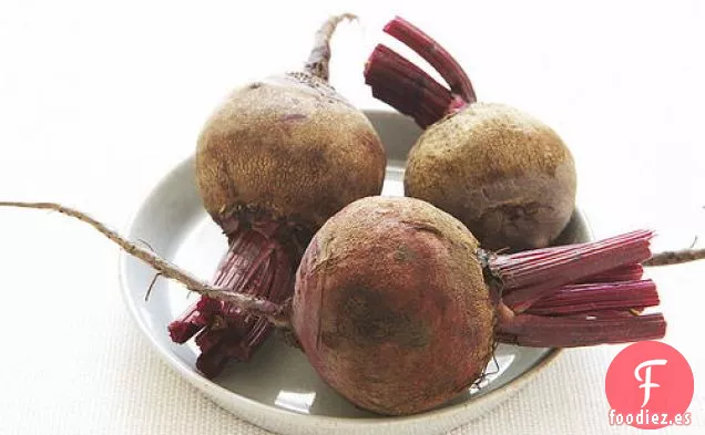Ensalada de Remolacha con Salata de Ricotta y Aceitunas