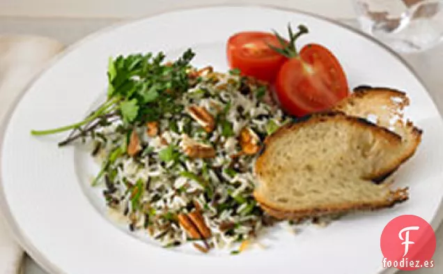 Ensalada de Hierbas de Arroz Silvestre y Grano Largo con Nueces Tostadas