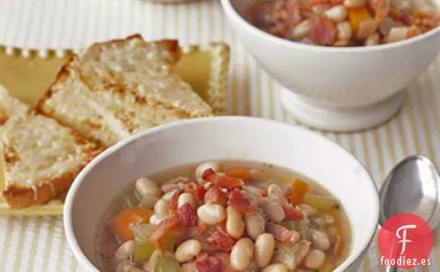 Sopa de Frijoles y Tocino con Tostadas de Queso