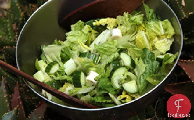 Ensalada Crujiente de Apio y Corazón Romano