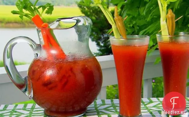 María de Sangre con una patada