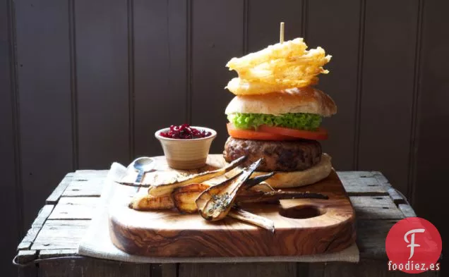 Hamburguesa De Venado Con Pajitas De Chirivía Asadas