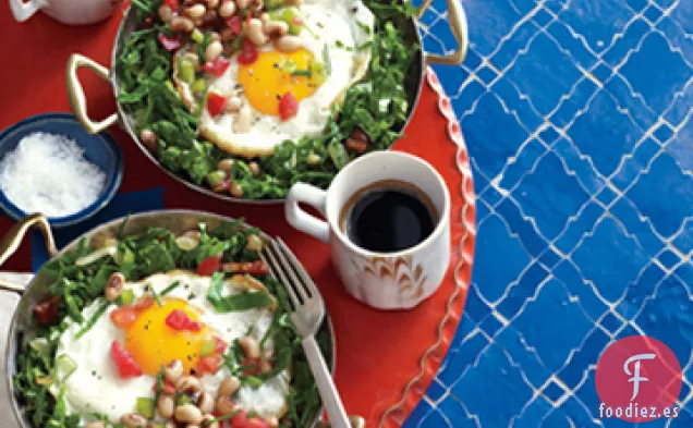 Huevos Fruncidos con Salsa de Guisantes de Ojos Negros y Berza Verde