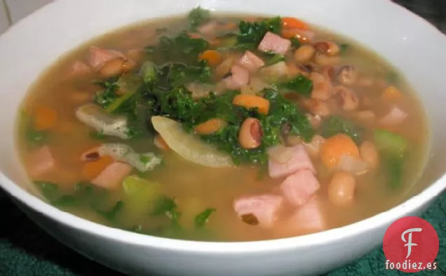Sopa de Guisantes de Ojos Negros Con Jamón y Verduras