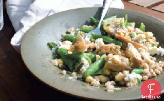 Ensalada de Pollo, Frijoles Verdes, Maíz y Farro con Queso de Cabra