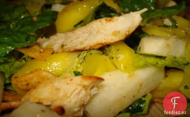 Ensalada de Pollo, Mango y Jícama Con Vinagreta de Tequila y Lima