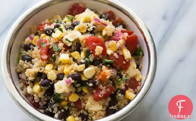 Ensalada Mexicana de Quinua con Frijoles Negros, Maíz y Tomates