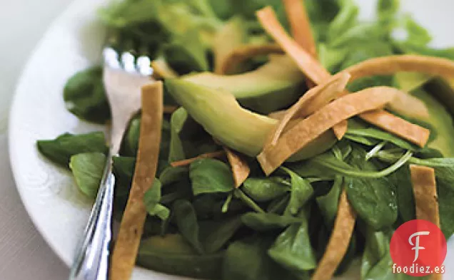 Ensalada de Mâche y Aguacate con Tiras de Tortilla