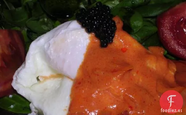 Huevos Escalfados en Ensalada de Campo Con Salsa de Tomate y Caviar