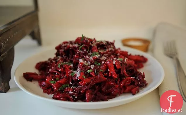 Fusilli De Remolacha Roja Con Balsámico, Semillas De Amapola Y Menta