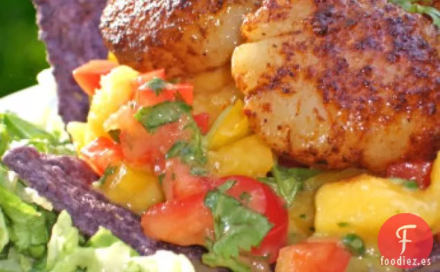 Una Ensalada de Vieiras Chamuscadas, Salsa de Mango y Tiras de Tortilla