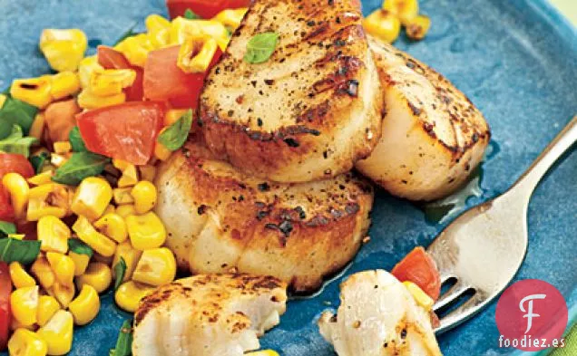 Vieiras Chamuscadas con Ensalada de Mercado de Agricultores