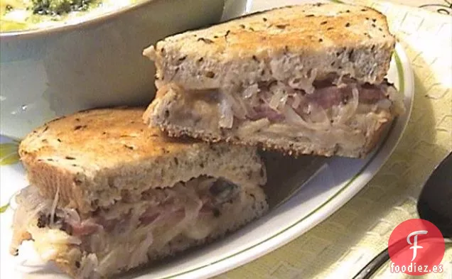 Sandwich Reuben a la Parrilla