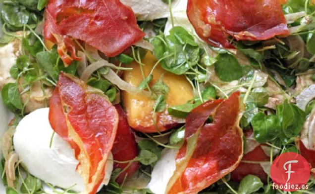 Ensalada de Durazno, Mozzarella y Jamón Crujiente de Tyler Florence