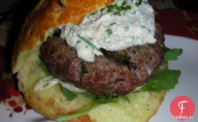 Hamburguesas de Pub Con Salsa de Rábano Picante y Berros