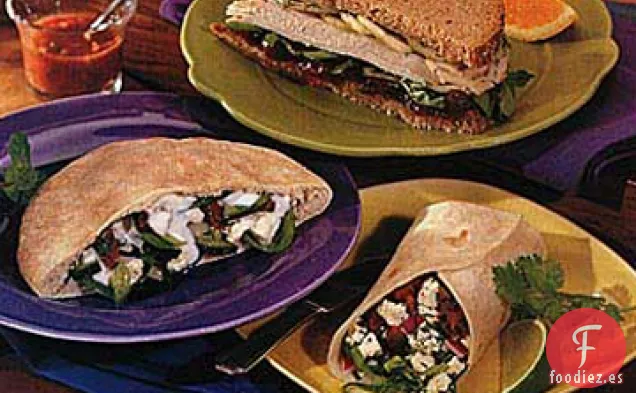 Sándwiches de Pavo Ahumado con Salsa de Arándanos de Naranja