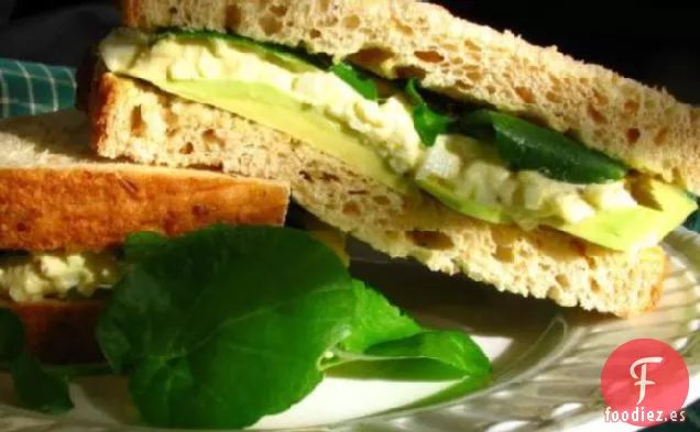 Sándwich de Ensalada de Huevo Con Aguacate y Berros