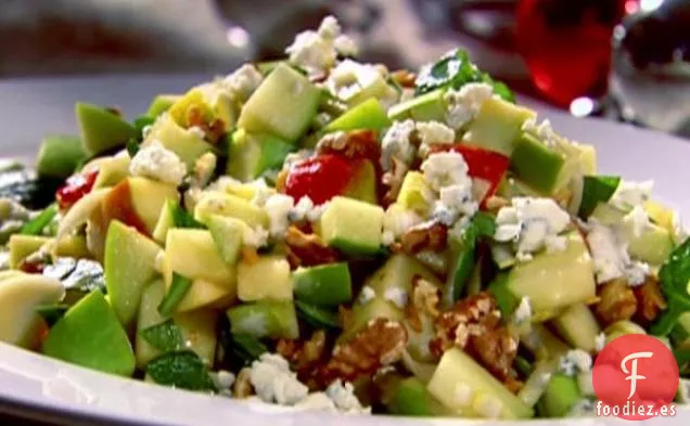 Ensalada de Manzana Picada con Nueces Tostadas, Queso Azul y Vinagreta de Granada