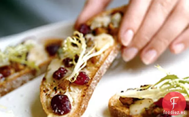 Ensalada Frisée con Crostini de Queso Azul, Nueces y Arándanos