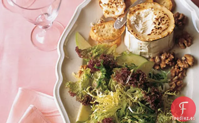 Ensalada de Frisee y Manzana Verde con Tostadas de Queso de Cabra