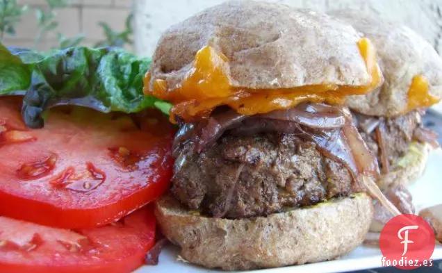 Hamburguesas de Bisonte Con Cebolla Cabernet y Queso Cheddar de Wisconsin