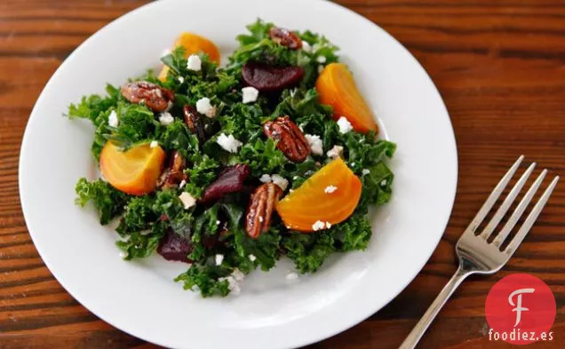 Ensalada de Col Rizada y Remolacha Asada con Aderezo Balsámico de Arce