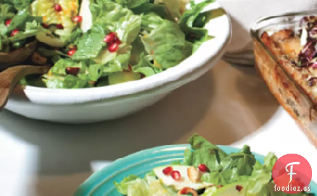 Ensalada de Lechuga Escarola y Mantequilla con Semillas de Granada y Avellanas