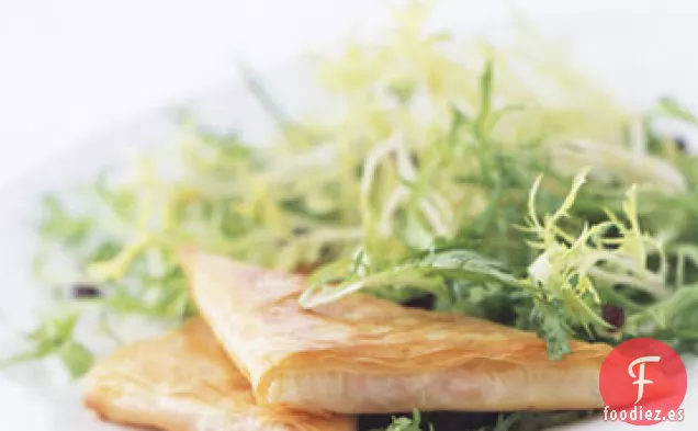 Triángulos Filo de Queso de Cabra y Pimiento Rojo con Ensalada Frisée de Aceitunas