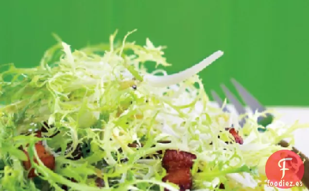 Ensalada Frisee con Vinagreta de Tocino Caliente