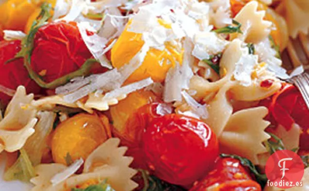 Farfalle con Frisée Marchito y Tomates Reventados