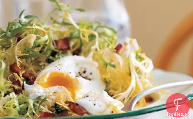 Frisee con Lardons y Huevos Escalfados