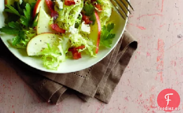 Ensalada de Pera y Frisee con Tocino y Queso Azul