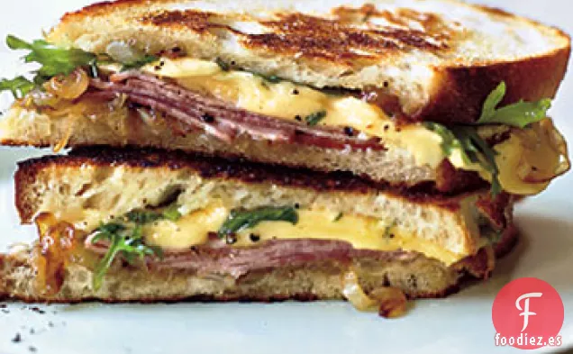 Sándwiches de Jamón y Gouda a la Parrilla con Frisée y Cebollas Caramelizadas