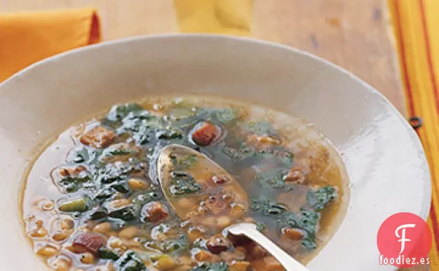 Sopa de Frijoles Blancos y Tocino con Escarola
