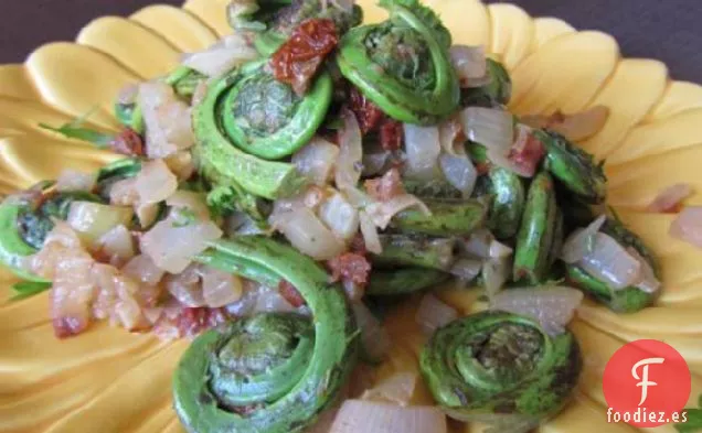 Fiddleheads Con Tomates Secos, Cebollas y Ajo