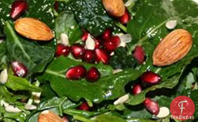 Ensalada de Col Rizada con Granada, Semillas de Girasol y Almendras en Rodajas