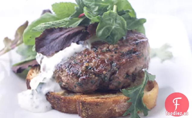 Hamburguesas de Cordero al Aire Libre con Salsa de Yogur de Menta