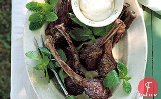 Chuletas De Cordero A La Parrilla Con Salsa De Yogur De Limón