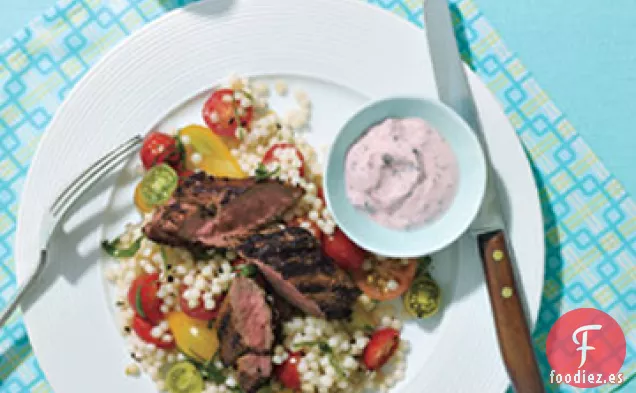 Lomo de Cordero a la Parrilla Con Raita de Tomate y Pepino y Cuscús Israelí