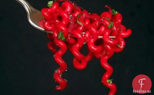 Fusilli De Remolacha Roja Con Balsámico, Semillas De Amapola Y Menta