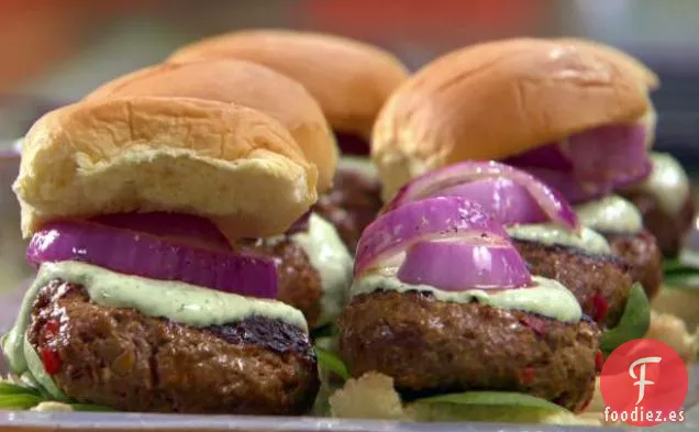 Hamburguesas de Cordero Indio con Salsa de Raita Verde y Cebollas Rojas