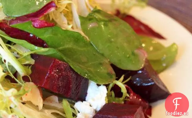 Ensalada de Remolacha Asada Con Queso De Cabra, Nueces y Miel-dijon Vina