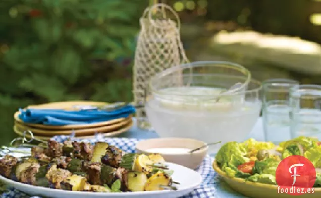 Brochetas de Cordero y Pepino con Salsa Feta