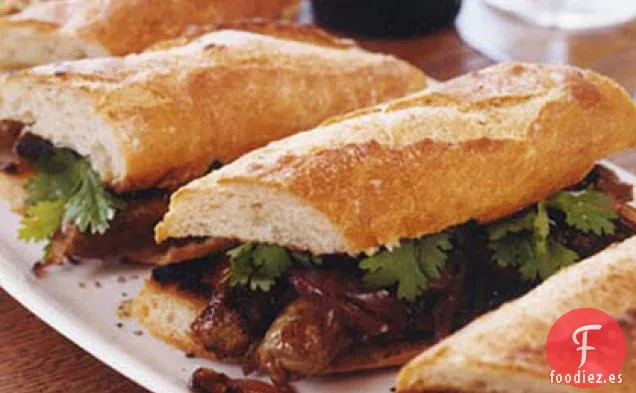 Sándwiches de Merguez a la Parrilla con Cebollas Rojas Caramelizadas