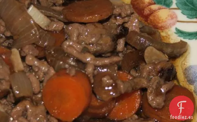 Deliciosa Cazuela de Cordero, Romero y Vino Tinto