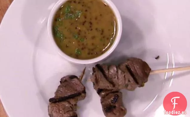 Brochetas de Solomillo de Cordero Marinado con Ajo y Stout Irlandés con Salsa de Miel